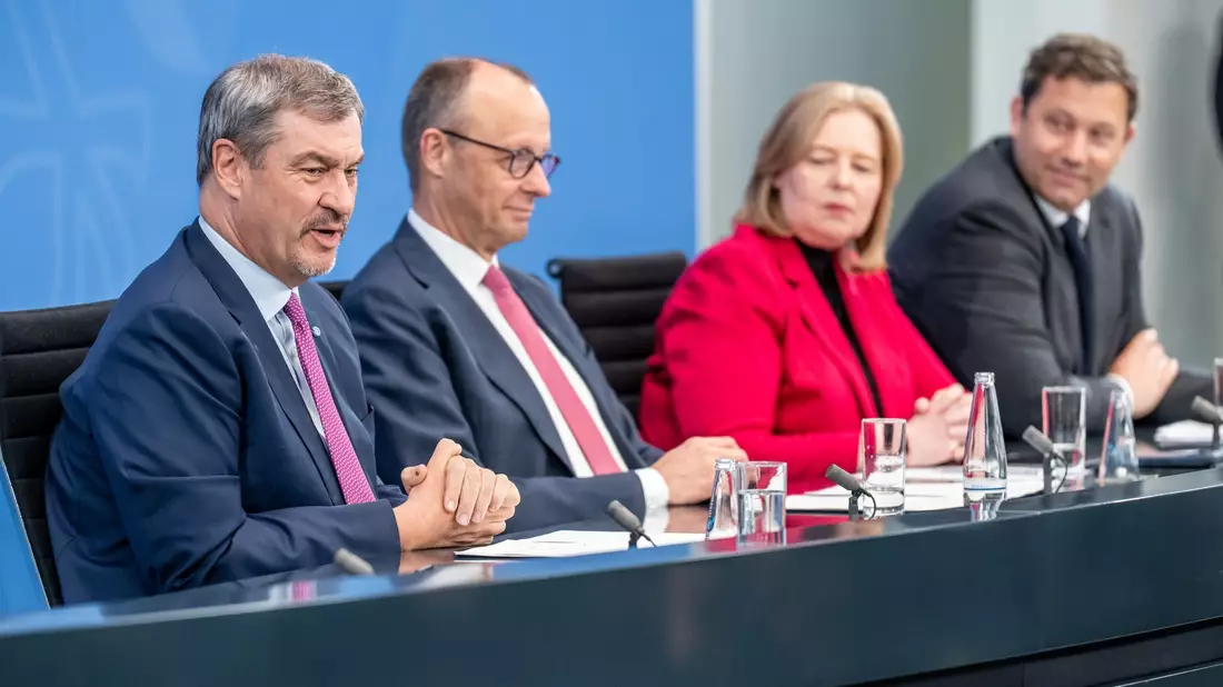 CSU-Chef Markus Söder und die anderen Koalitionsspitzen stimmen die Bürger auf weitere Schritte ein. - Bild: Michael Kappeler/dpa