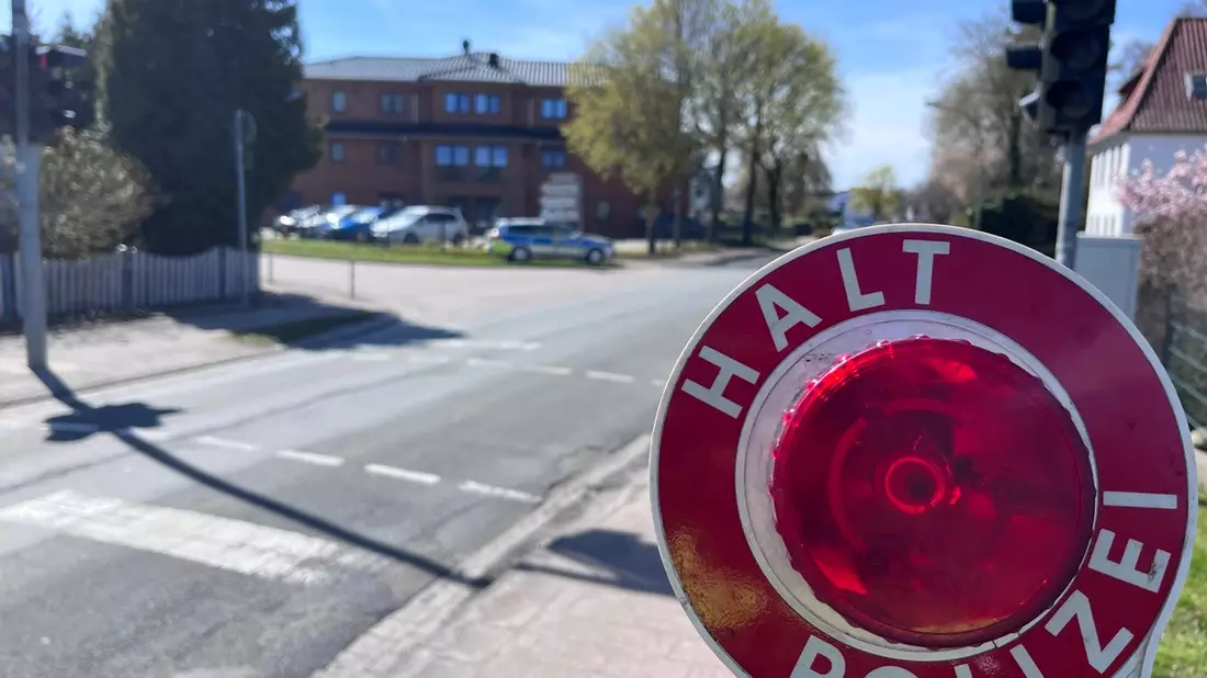 POL-CUX: Schulwegkontrollen in den Bereichen Schiffdorf und Geestland mit vielen beteiligten Akteuren, vielen kontrollierten Verkehrsteilnehmenden und vertrauensvollen Gesprächen (Foto im Anhang) - Bild: presseportal.de