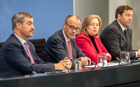 Kanzler Merz dämpfte Erwartungen an langfristig wirkende Entlastungen bei den Spritpreisen. - Foto: Michael Kappeler/dpa