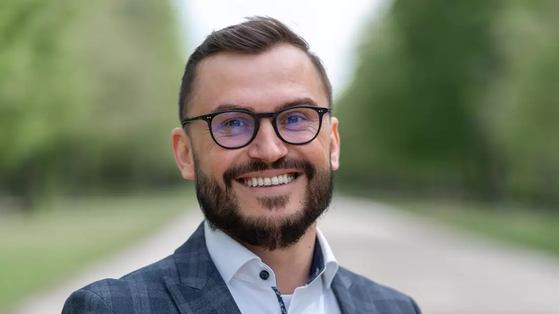 Pflegegeld behalten oder Hilfe annehmen? Maxim Dorn von der ADG Seniorenservice GmbH erklärt, warum viele Familien aus Angst auf Unterstützung verzichten - Bild: presseportal.de