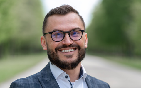 Pflegegeld behalten oder Hilfe annehmen? Maxim Dorn von der ADG Seniorenservice GmbH erklärt, warum viele Familien aus Angst auf Unterstützung verzichten - Foto: presseportal.de