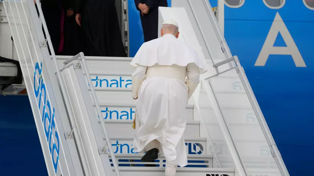 Papst Leo betritt den Flieger nach Algerien - während des Flugs geht er dann auf die Kritik von US-Präsident Trump ein. - Bild: Gregorio Borgia/AP/dpa
