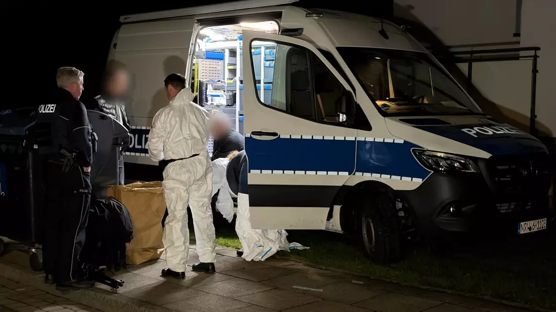 Polizei und Spurensicherung untersuchten die Wohnung, in der die Leiche in der Kühltruhe gefunden wurde. - Bild: Christian Müller/dpa