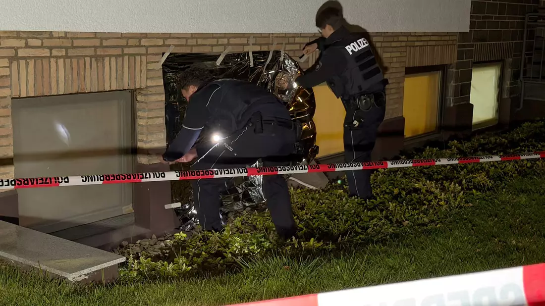 Einsatzkräfte sichern Spuren am Tatort. - Bild: Christian Müller/dpa
