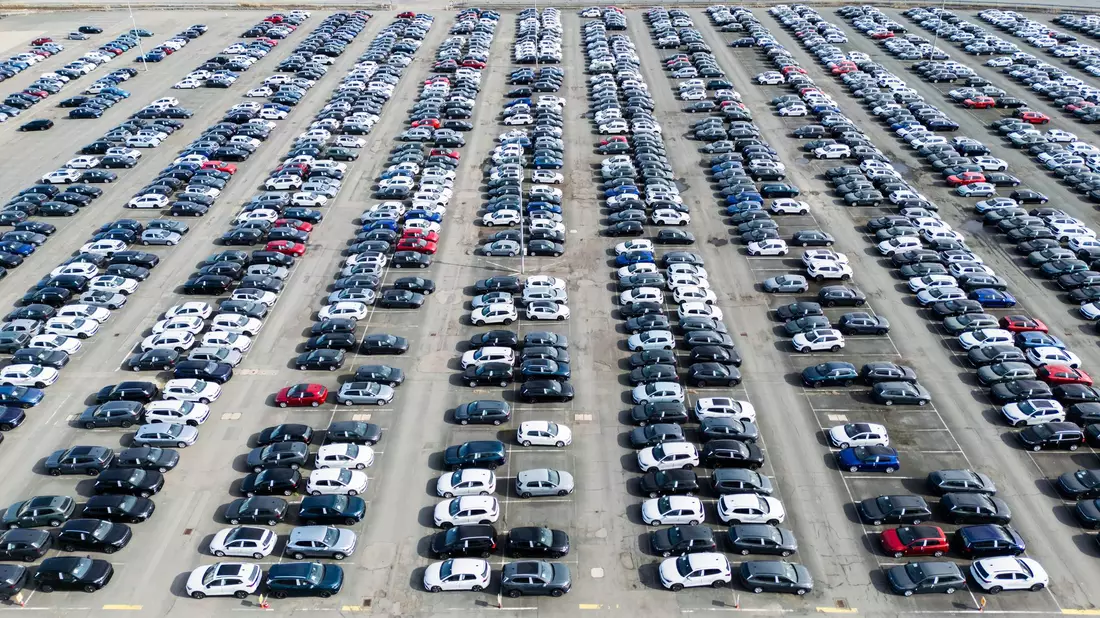 Der VW-Konzern liefert weltweit weniger Autos aus. (Archivbild) - Bild: Julian Stratenschulte/dpa