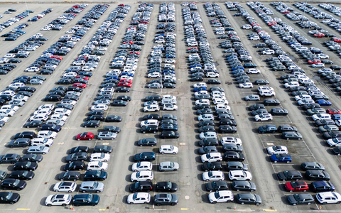 Der VW-Konzern liefert weltweit weniger Autos aus. (Archivbild) - Foto: Julian Stratenschulte/dpa