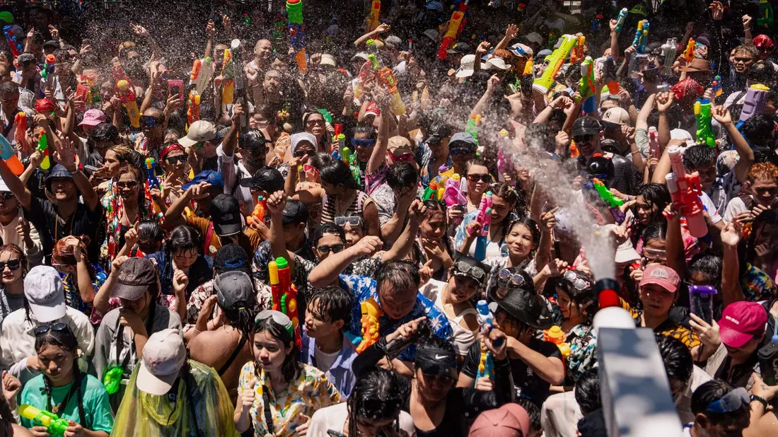 Traditionell reisen Touristen aus aller Welt zu der riesigen Wasser-Sause an. - Bild: Arnun Chonmahatrakool/AP/dpa