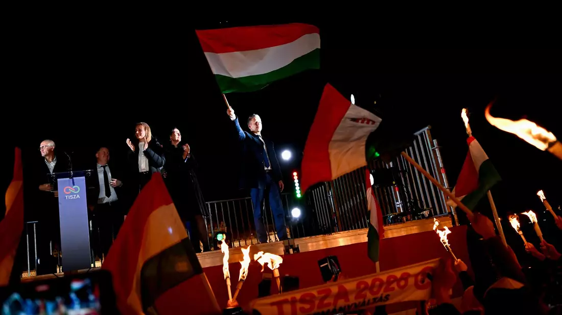 Mit dem Wahlsieg seiner Tisza-Partei beendet Peter Magyar die Ära des Langzeit-Herrschers Viktor Orban.  - Bild: Denes Erdos/AP/dpa