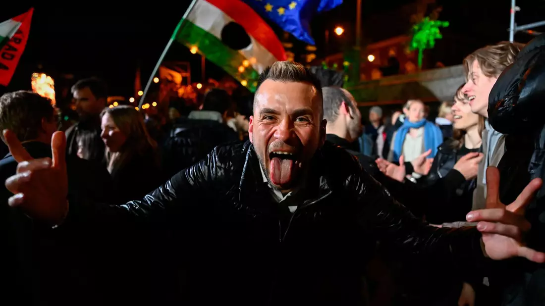 In Budapest und vielen anderen Städten des Landes feierten die Menschen ausgelassen den Wahlsieg der Tisza-Partei.  - Bild: Denes Erdos/AP/dpa