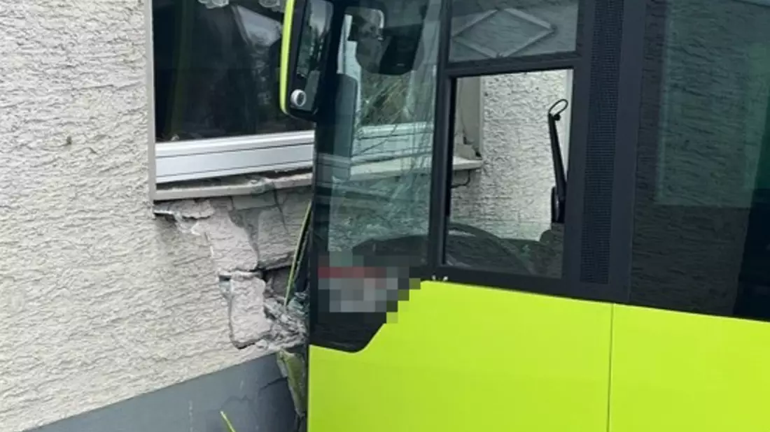 POL-GM: Bus prallt gegen Hauswand - Bild: presseportal.de