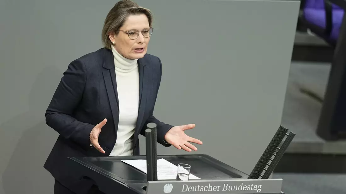 Bundesjustizministerin Stefanie Hubig (SPD) will Mieterinnen und Mieter vor hohen Mietkosten schützen - unter anderem durch mehr Regulierung beim möblierten Wohnen. (Archivfoto) - Bild: Michael Kappeler/dpa