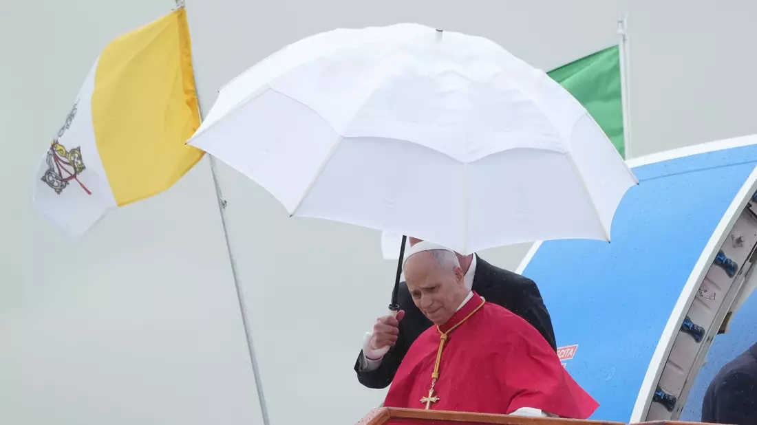 Zum Auftakt einer Afrika-Reise wurde Papst Leo XIV. von Kritik aus dem Weißen Haus überrascht. - Bild: Andrew Medichini/AP/dpa