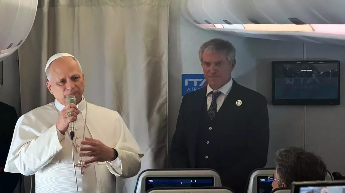 Papst Leo XIV. äußerte sich auf dem Flug nach Algerien vor Journalisten. - Bild: Christoph Sator/dpa