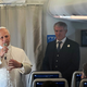 Papst Leo XIV. äußerte sich auf dem Flug nach Algerien vor Journalisten. - Foto: Christoph Sator/dpa
