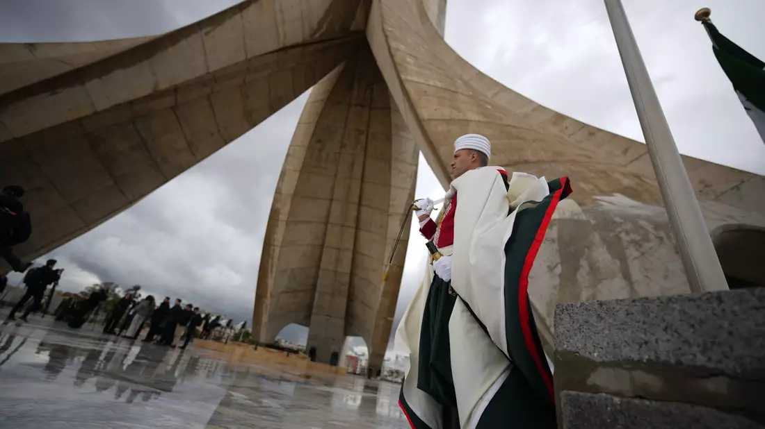 Der erste Weg führte den Papst in Algier zu einem Denkmal. - Bild: Andrew Medichini/AP/dpa