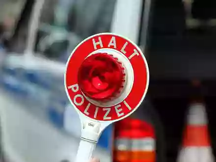 Halt-Stopp-Schild der Polizei bei einer Verkehrskontrolle (Archiv) - Foto: via dts Nachrichtenagentur