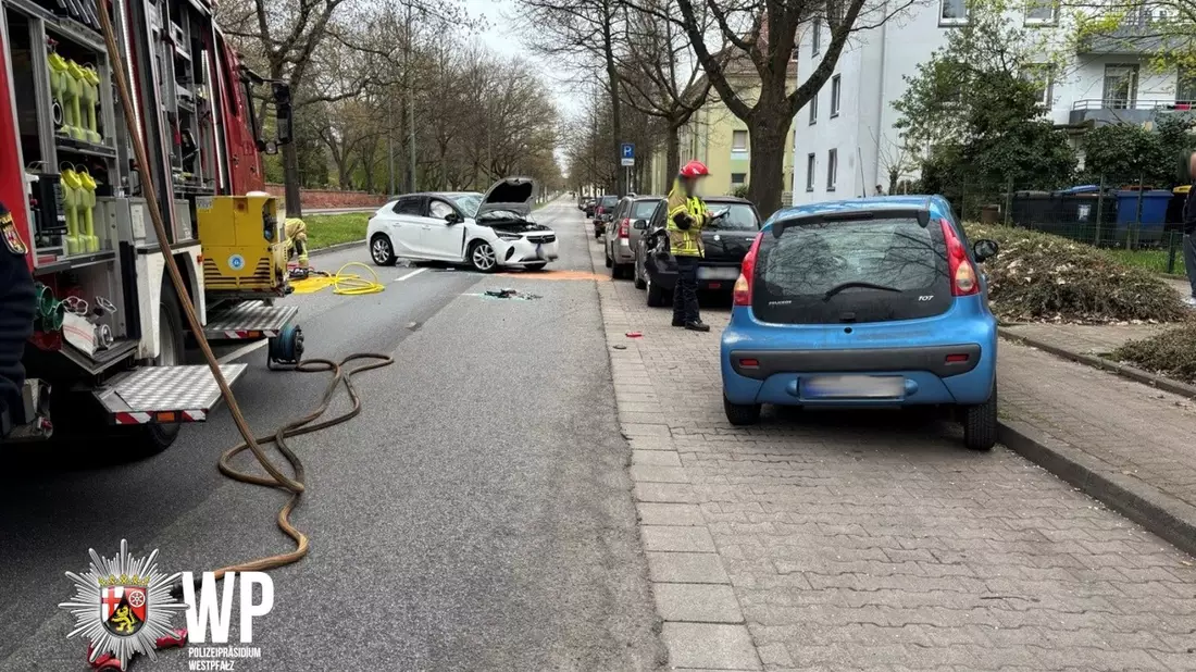 POL-PDKL: Unfall auf der Mannheimer Straße: Fahrzeug überschlägt sich - Bild: presseportal.de