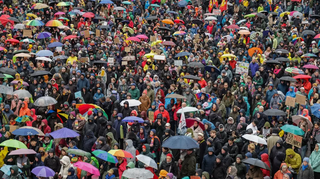 In Deutschland leben mehr als 80 Millionen Menschen. Laut einer Prognose könnte die Zahl in den kommenden Jahren sinken. - Bild: Focke Strangmann/dpa