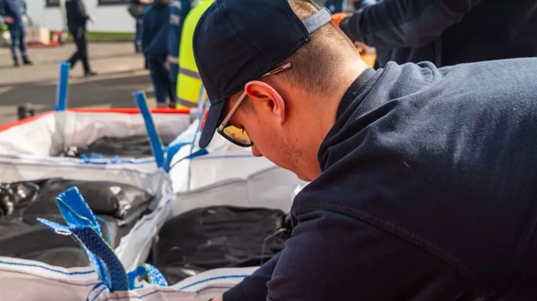 FW-DT: Zusammenarbeit für den Ernstfall geübt: Sandsackbefüllung in Detmold - Bild: presseportal.de