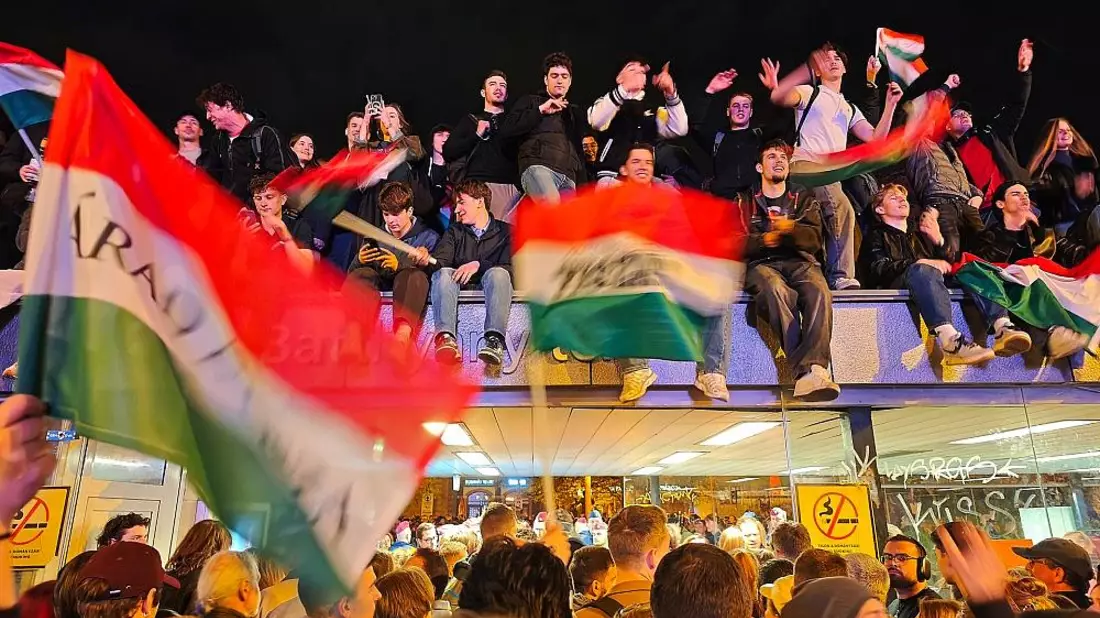 Tisza-Anhänger feiern auf der Wahlparty am 12.04.2026 - Bild: via dts Nachrichtenagentur