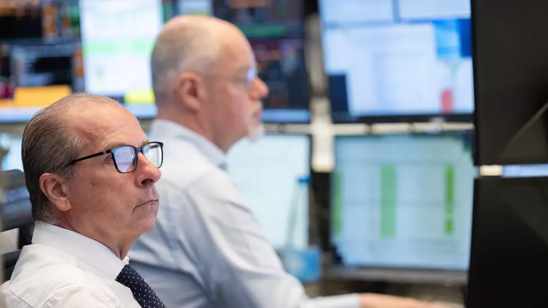 Der deutsche Leitindex DAX startete am Montag mit einem Minus. - Bild: Boris Roessler/dpa