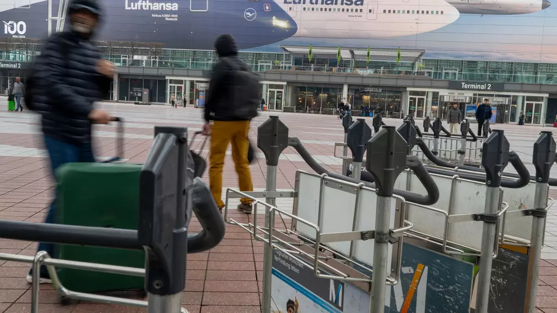 Wegen des festgefahrenen Tarifkonflikts bei Lufthansa fallen wieder hunderte Flüge aus.  - Bild: Peter Kneffel/dpa