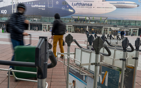 Wegen des festgefahrenen Tarifkonflikts bei Lufthansa fallen wieder hunderte Flüge aus.  - Foto: Peter Kneffel/dpa