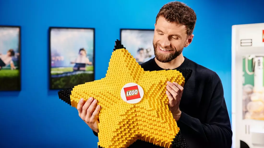 Eine Million Steine für das ultimative Fußballfest: Thomas Müller startet mit der LEGO® Arena Mission - Bild: presseportal.de