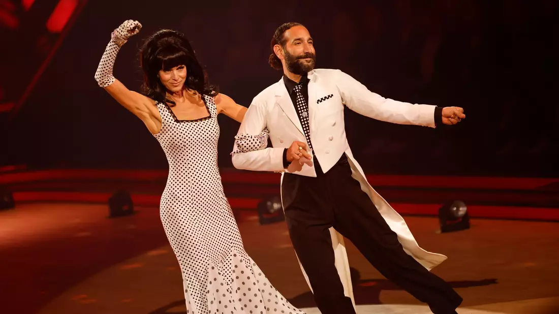 Aus gesundheitlichen Gründen ist Esther Schweins (l.) vorzeitig raus aus der Show. (Archivbild)  - Bild: Thomas Banneyer/dpa