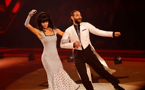 Aus gesundheitlichen Gründen ist Esther Schweins (l.) vorzeitig raus aus der Show. (Archivbild)  - Foto: Thomas Banneyer/dpa
