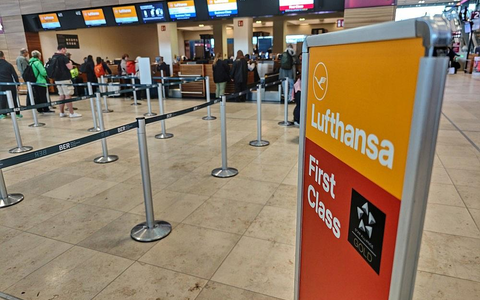 Lufthansa-Schalter am 13.04.2026 - Foto: via dts Nachrichtenagentur