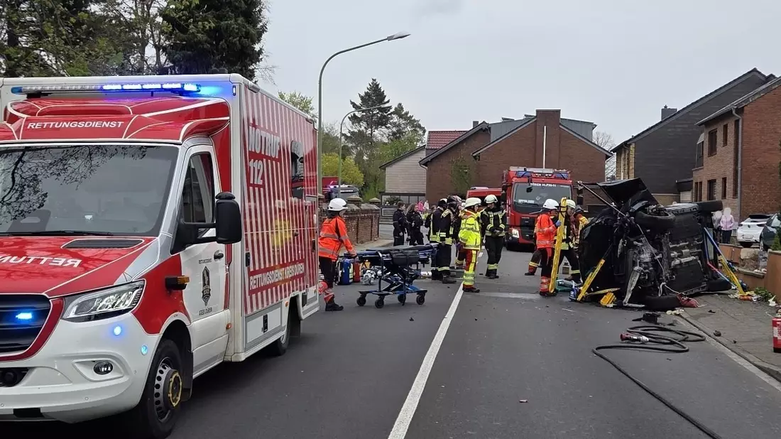 FW Düren: Verkehrsunfall in Düren-Birkesdorf - Pkw-Fahrerin nach Alleinunfall befreit - Bild: presseportal.de