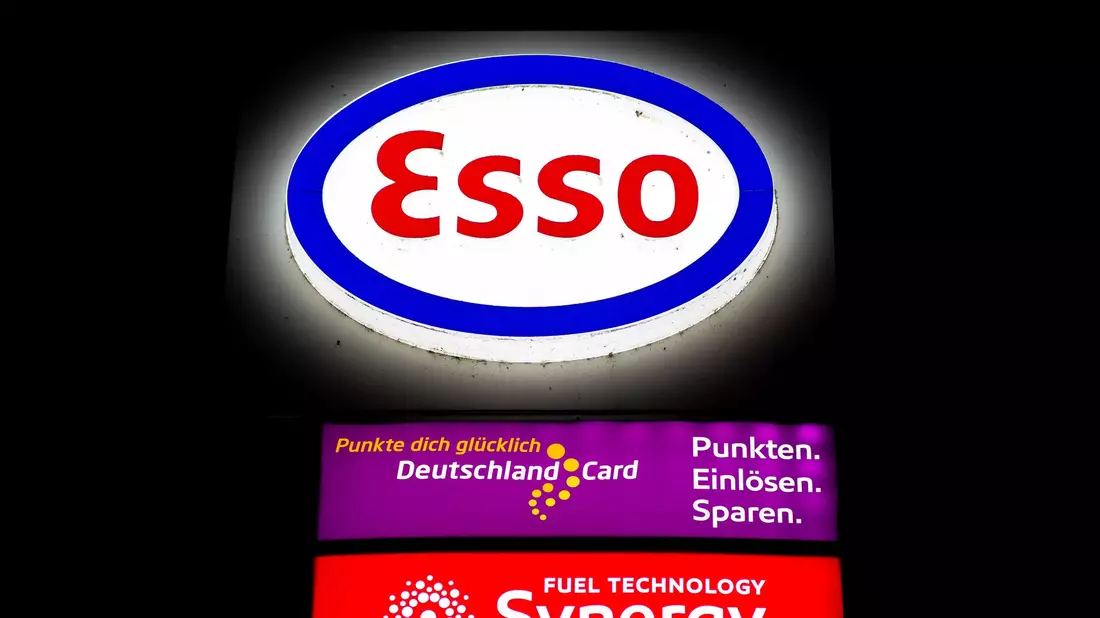Bertelsmann will das Deutschland-Card Rabattprogramm einstellen, dessen Nutzerinnen und Nutzer unter anderem bei Esso Punkte sammeln können. (Archivbild) - Bild: Hauke-Christian Dittrich/dpa