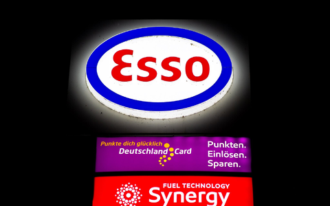 Bertelsmann will das Deutschland-Card Rabattprogramm einstellen, dessen Nutzerinnen und Nutzer unter anderem bei Esso Punkte sammeln können. (Archivbild) - Foto: Hauke-Christian Dittrich/dpa