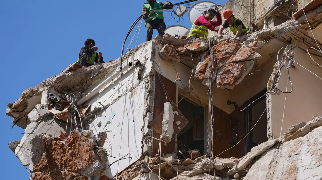 Die Kämpfe im Libanon gehen weiter, Gespräche zwischen Israel und der dortigen Führung sollen nun aber starten. - Bild: Hussein Malla/AP/dpa