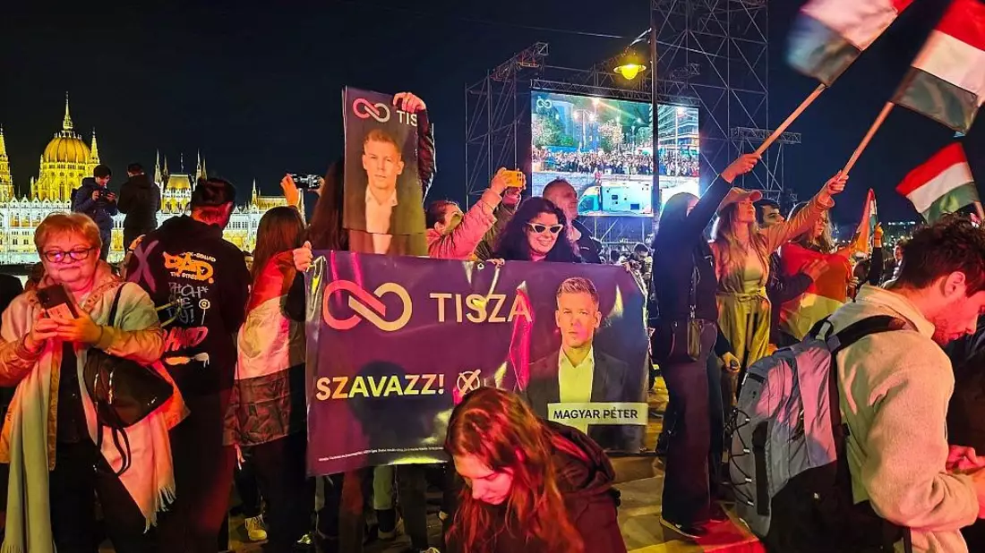 Tisza-Anhänger feiern auf der Wahlparty am 12.04.2026 - Bild: via dts Nachrichtenagentur