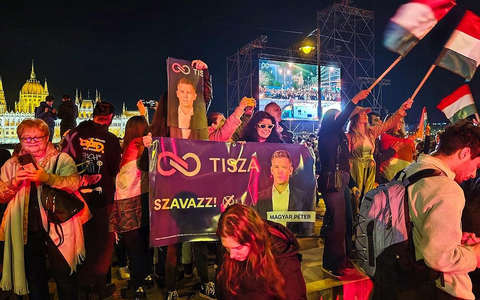 Tisza-Anhänger feiern auf der Wahlparty am 12.04.2026 - Foto: via dts Nachrichtenagentur