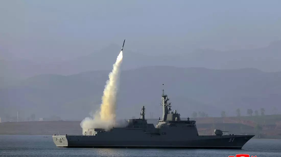 Nordkorea hat erneut Raketen vom neuen Marinezerstörer «Choe Hyon» abgefeuert (Archivfoto). - Bild: Uncredited/KCNA/KNS/dpa