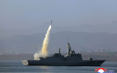 Nordkorea hat erneut Raketen vom neuen Marinezerstörer «Choe Hyon» abgefeuert (Archivfoto). - Foto: Uncredited/KCNA/KNS/dpa