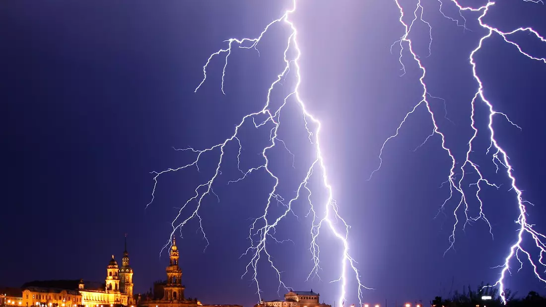 Auch wenn dieser Blitz über Dresden beeindruckend aussieht - die Stadt liegt im Ranking nur auf Platz 331. (Archivbild) - Bild: Ralf Hirschberger/dpa-Zentralbild/dpa-tmn