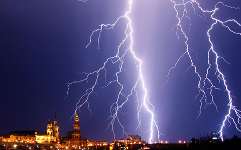 Auch wenn dieser Blitz über Dresden beeindruckend aussieht - die Stadt liegt im Ranking nur auf Platz 331. (Archivbild) - Foto: Ralf Hirschberger/dpa-Zentralbild/dpa-tmn
