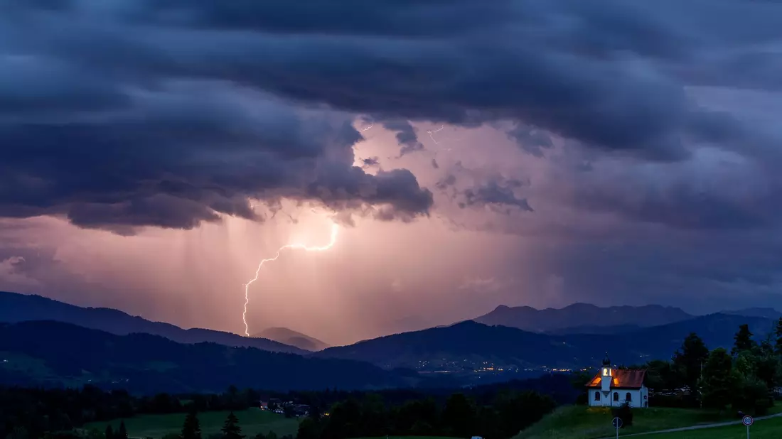 Das Alpenvorland ist in der Regel besonders gewitterreich. (Archivfoto)  - Bild: Jan Eifert/dpa