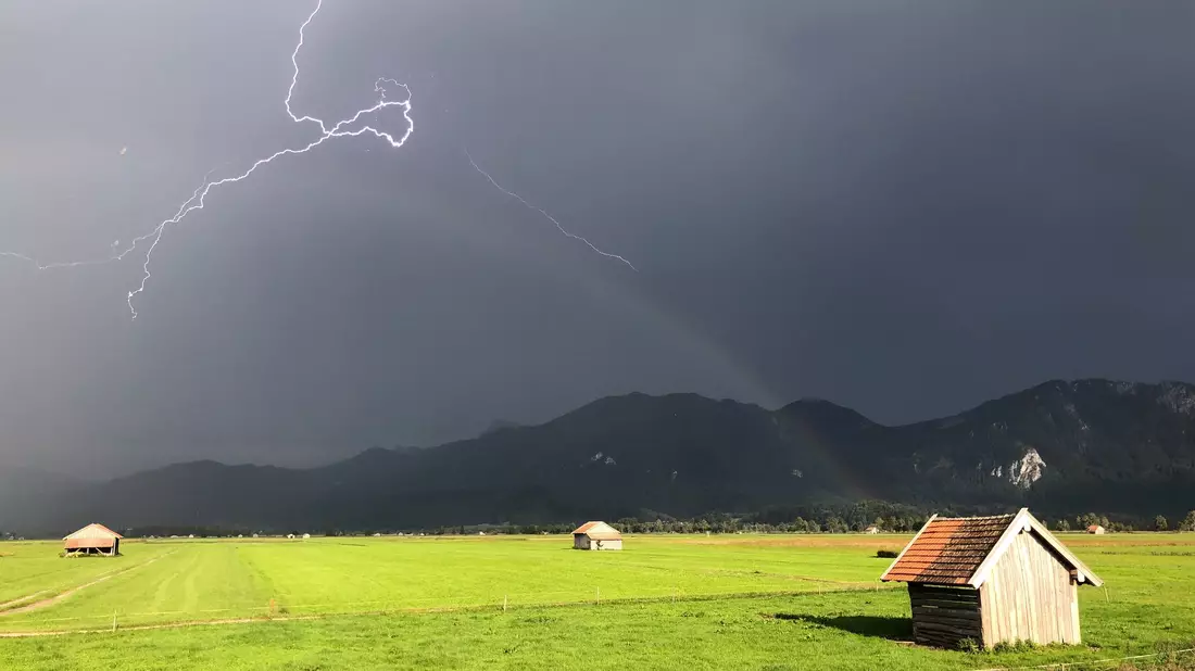 Das Alpenvorland gilt generell als blitzreich. (Archivfoto)  - Bild: Valentin Gensch/dpa/dpa-tmn