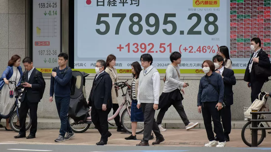 Der japanische Leitindex Nikkei 225 ist positiv in den Handelstag gestartet. - Bild: Eugene Hoshiko/AP/dpa