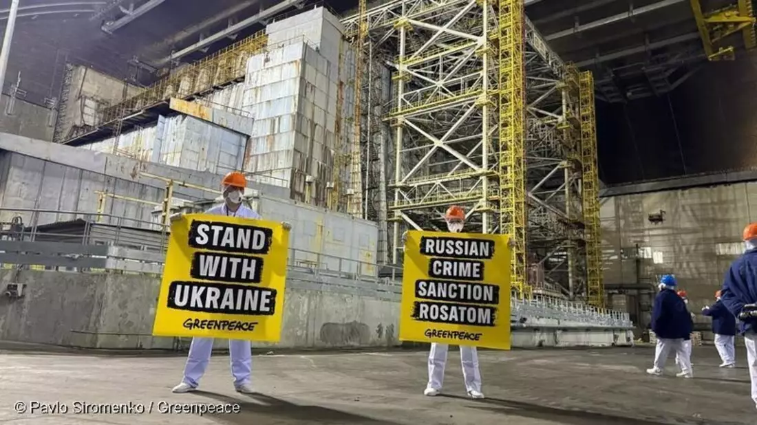 40 Jahre nach Chornobyl: Greenpeace-Aktive protestieren für Unterstützung bei Wiederaufbau der zerstörten Schutzhülle / Greenpeace-Report dokumentiert Folgen des russischen Drohnenangriffs - Bild: presseportal.de