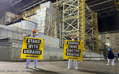 40 Jahre nach Chornobyl: Greenpeace-Aktive protestieren für Unterstützung bei Wiederaufbau der zerstörten Schutzhülle / Greenpeace-Report dokumentiert Folgen des russischen Drohnenangriffs - Foto: presseportal.de