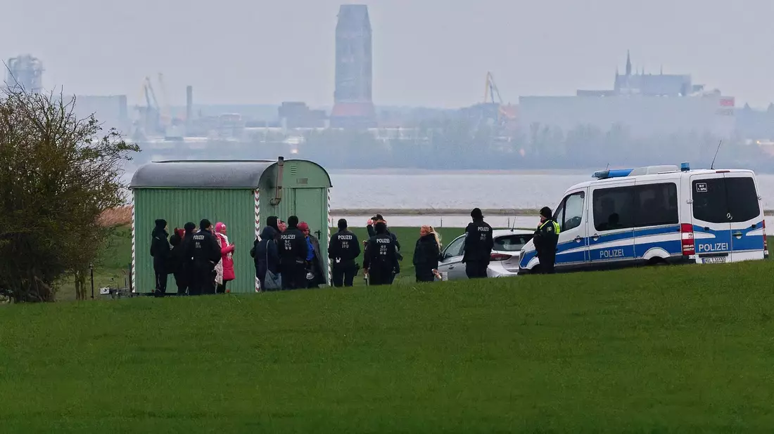 Am Montag waren Demonstranten in einen Sperrbereich rund um den Wal eingedrungen. - Bild: Marcus Golejewski/dpa