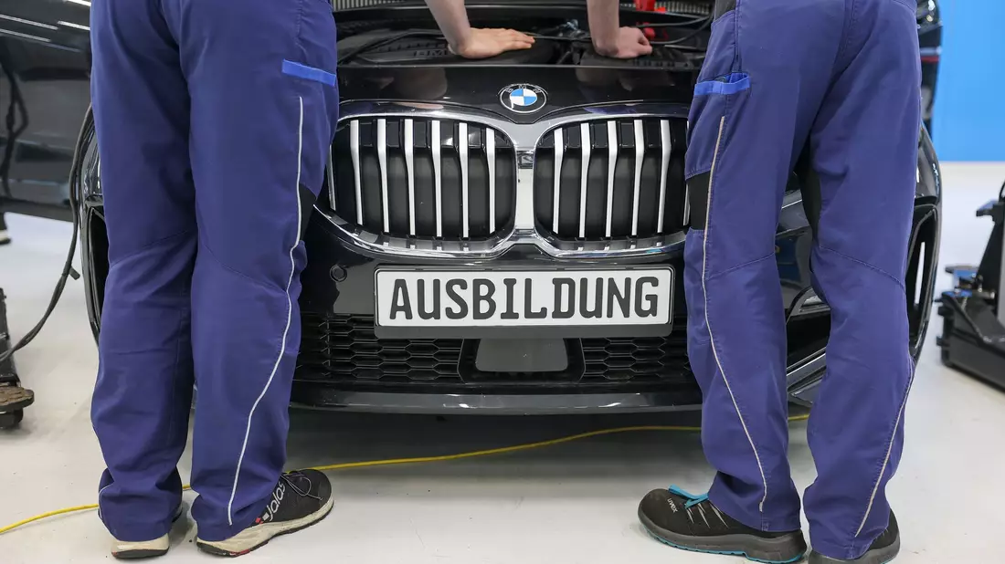 Weniger junge Menschen wählen den Weg einer dualen Ausbildung. (Archivbild) - Bild: Jan Woitas/dpa