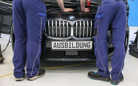Weniger junge Menschen wählen den Weg einer dualen Ausbildung. (Archivbild) - Foto: Jan Woitas/dpa
