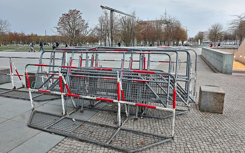 Absperrung vor dem Bundeskanzleramt am 13.04.2026 - Foto: via dts Nachrichtenagentur